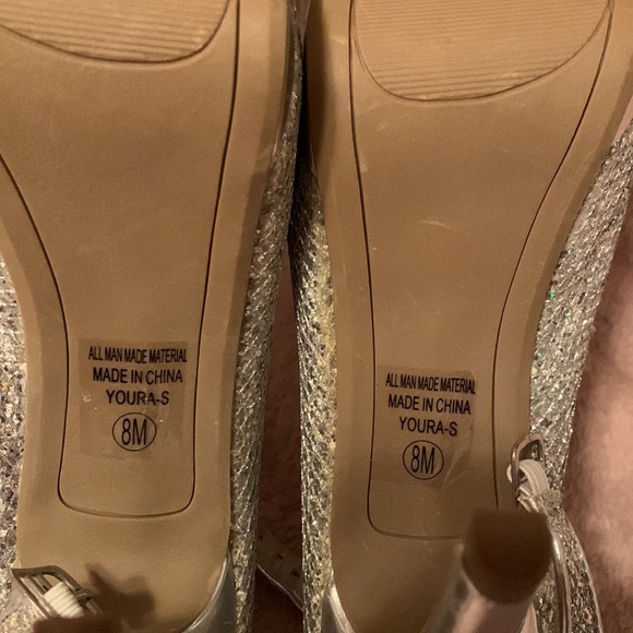 Silver Heels - Picture 7 of 8